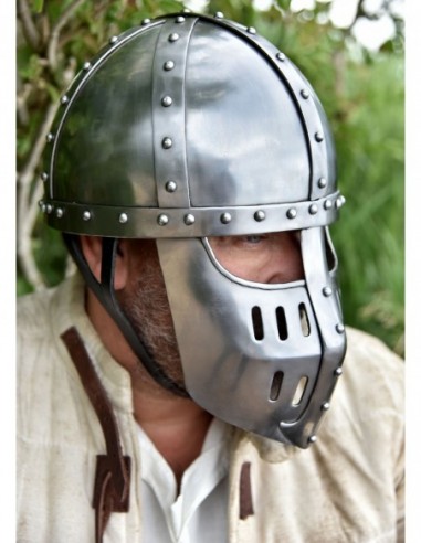 Casco Alto Medieval Con Placa Frontal